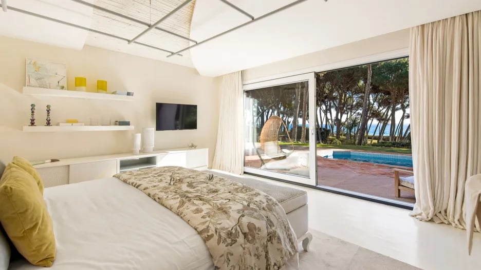 Villa El Rincon bedroom with pool access and sea views