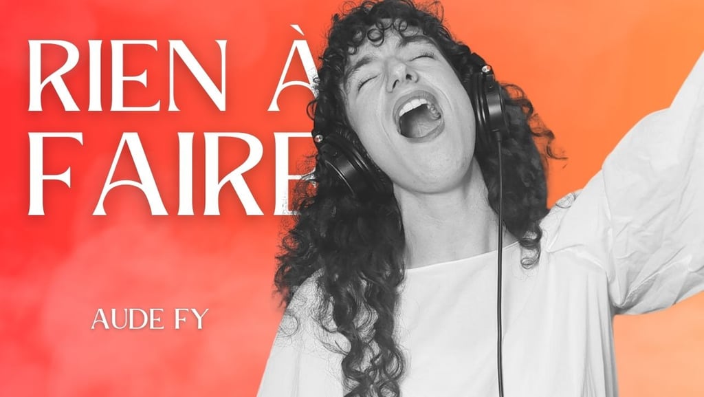 Aude Fy, chanteuse en train de chanter, c'est la vignette de la chanson Rien à faire