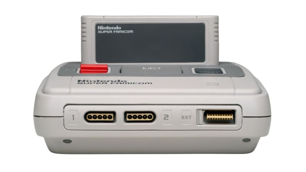 Parte da frente do console Super Famicom mostrando os conectores do controle e a porta expansão