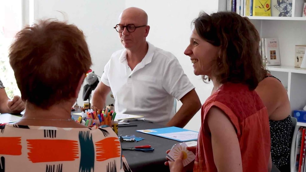 Un groupe échange lors d'un atelier d'art-thérapie à Cordemais