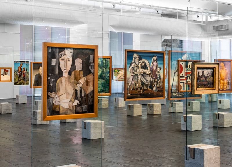 Pintura clássica em exposição no museu, emoldurada pelas paredes modernas do MASP.