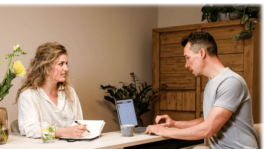 Jacquelien en Laurens in overleg in de praktijkruimte voor ondernemers