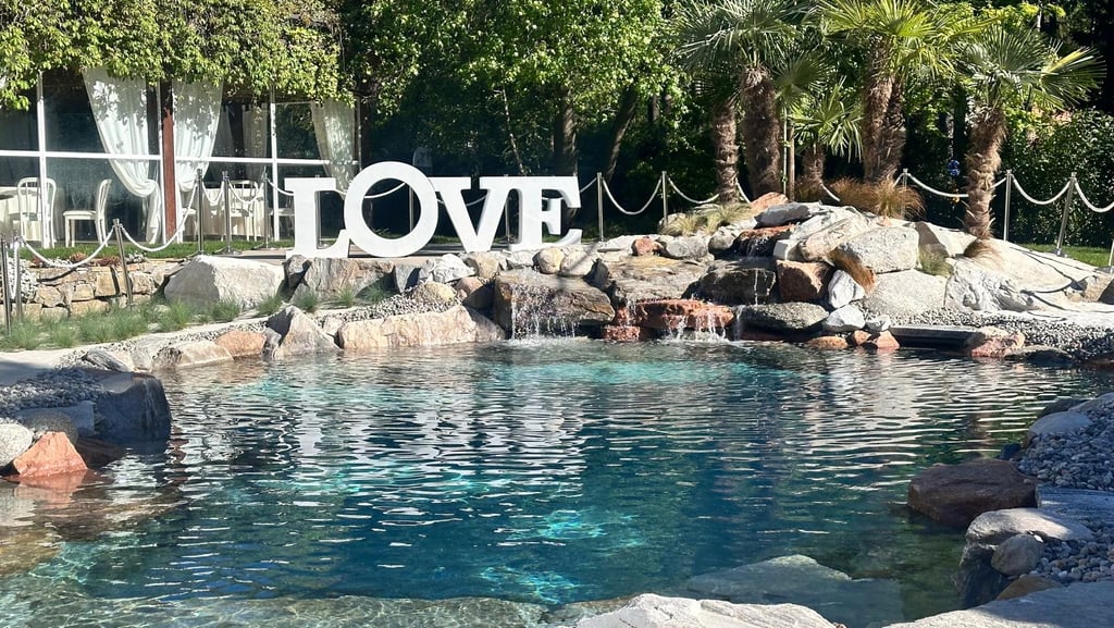 piscina naturale con cascata e rocce vere