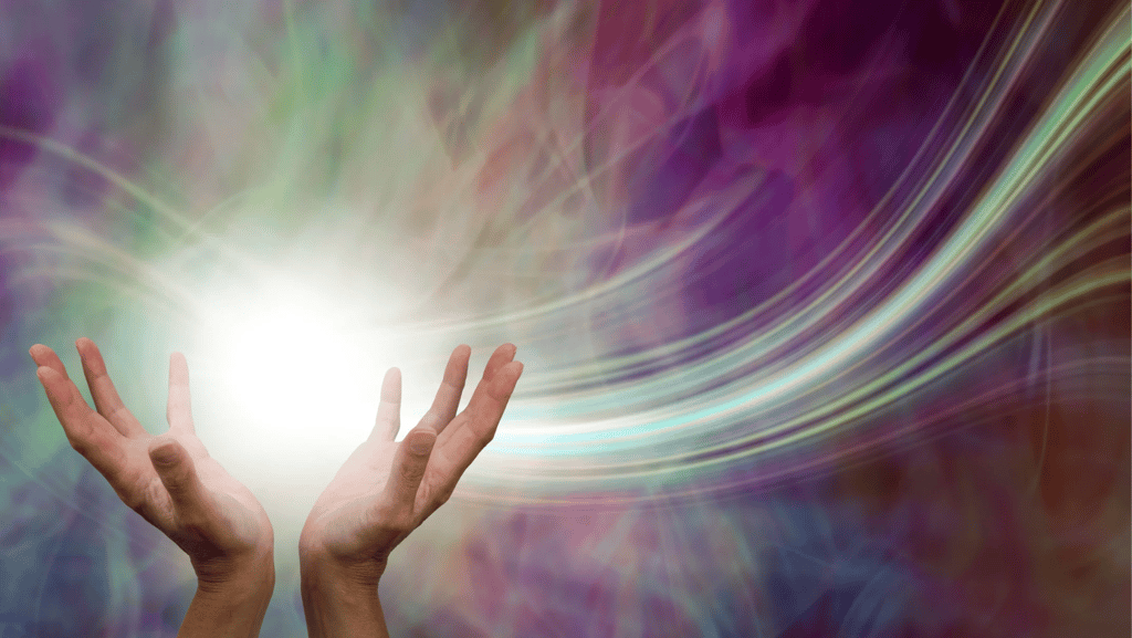 Mãos emanando bioenergia com um fundo abstrato