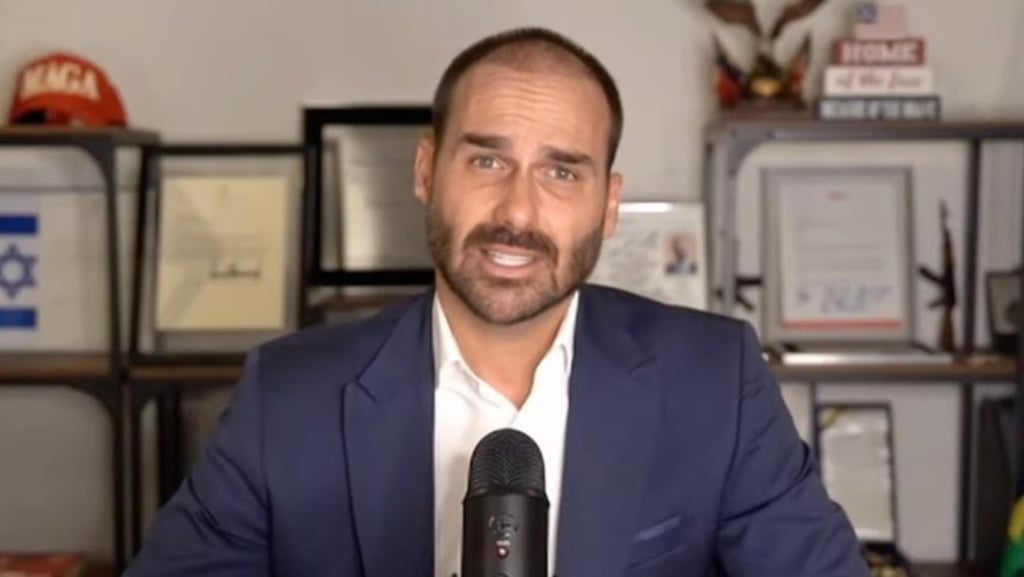 a man in a suit and tie is shown in this image