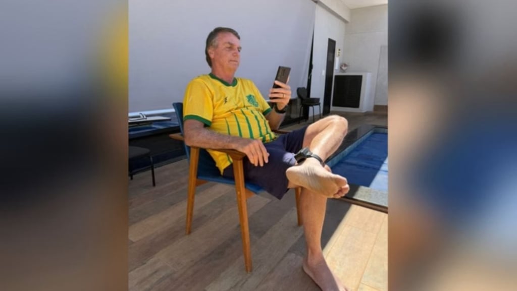 Bolsonaro sentado em uma cadeira em casa