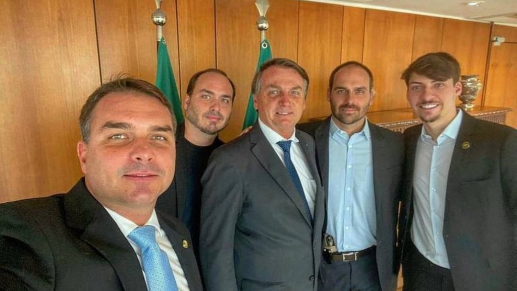 Familia Bolsonaro em foto juntos em close