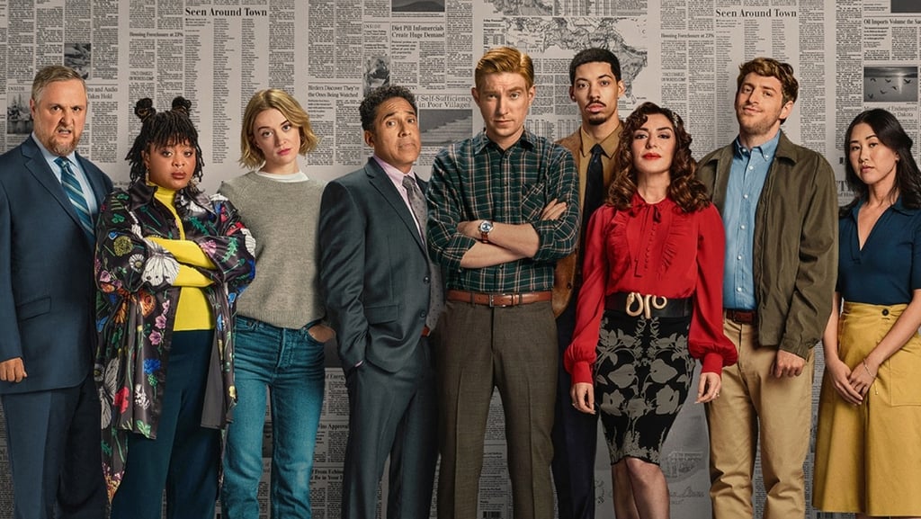 Cena do trailer de The Paper mostrando o elenco reunido em uma sala de redação, com expressão de con
