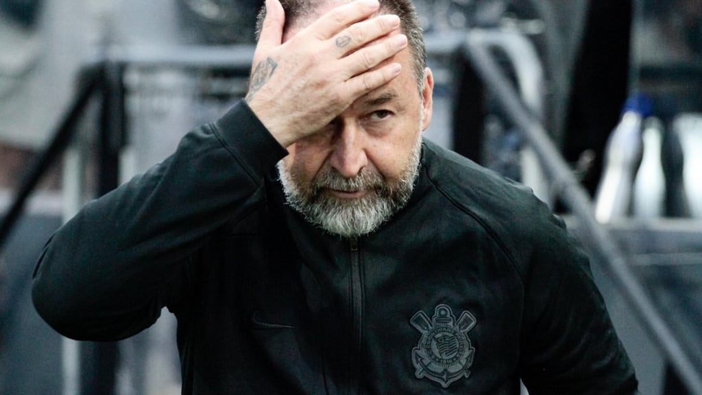 Augusto Melo estressado com a situação do corinthians