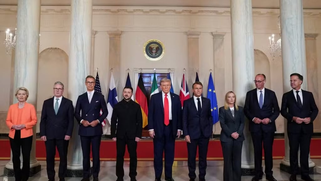 Donald Trump e outros líderes posam lado a lado para uma foto.