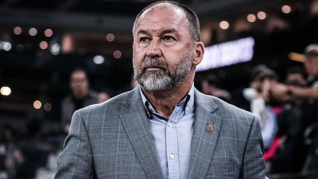 Augusto Melo de terno em uma partida do corinthians recente antes de sair do cargo