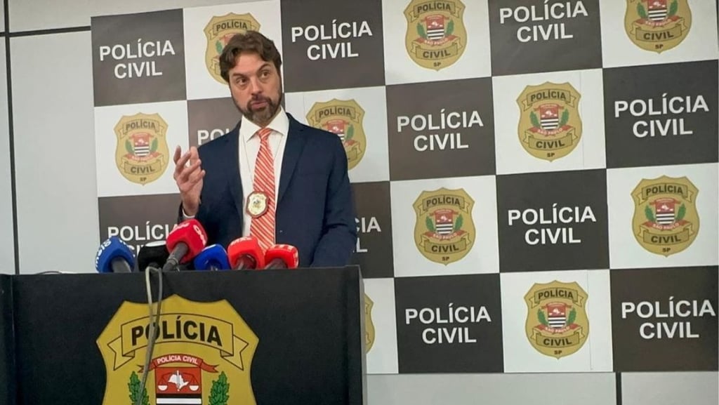  Um policial civil de São Paulo, com barba, gesticula em uma coletiva de imprensa.