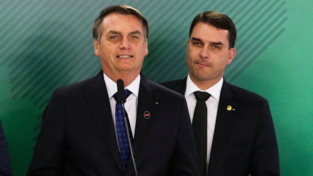 Jair e Flavio Bolsonaro em close