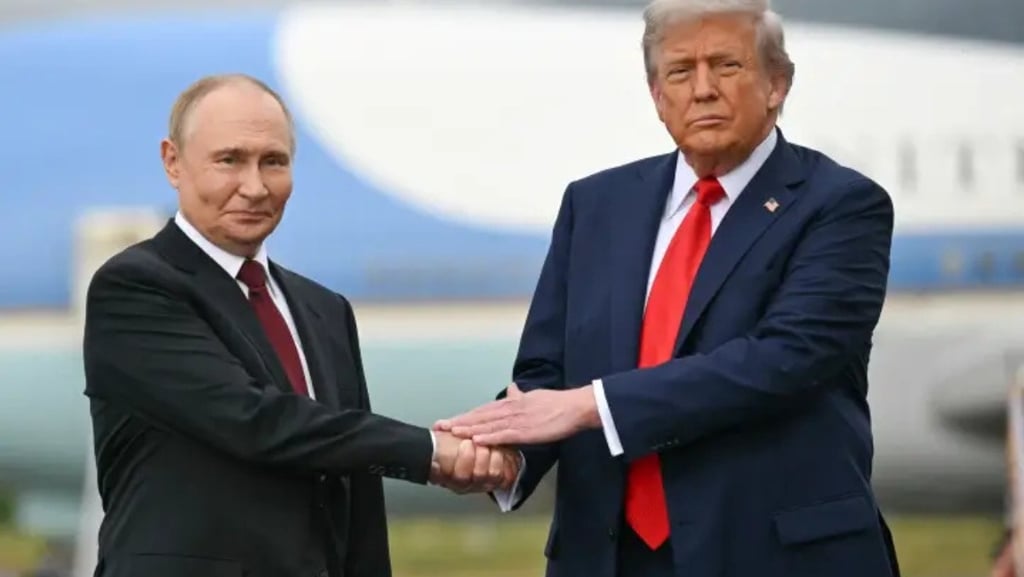 Donald Trump e Vladimir Putin se cumprimentam na frente de um avião.