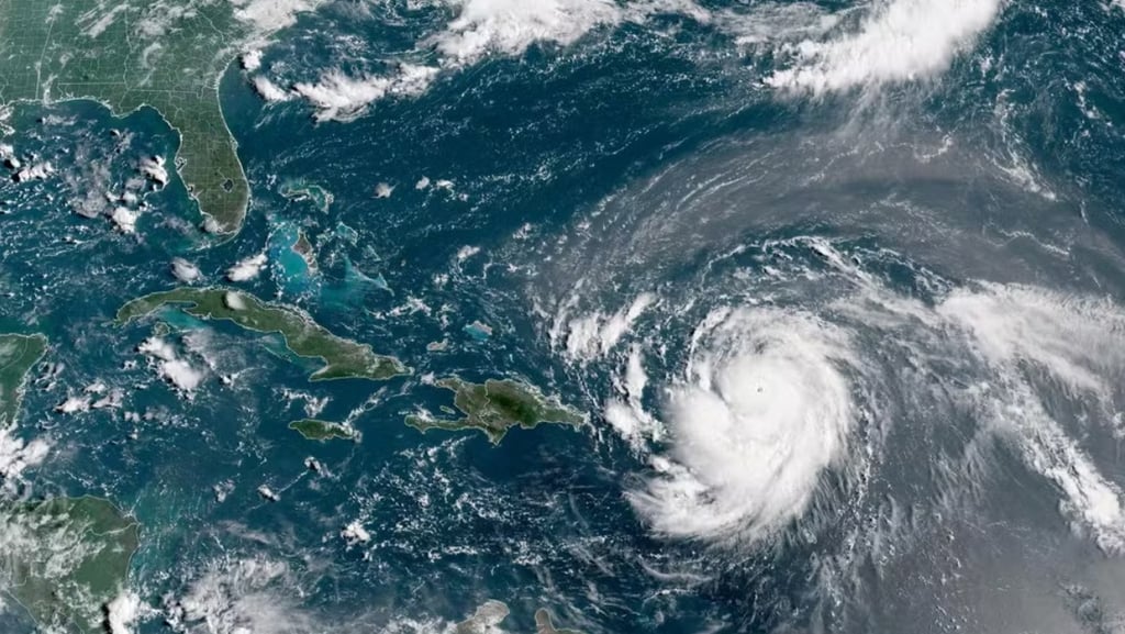 Imagens do furacão Erin do satélite
