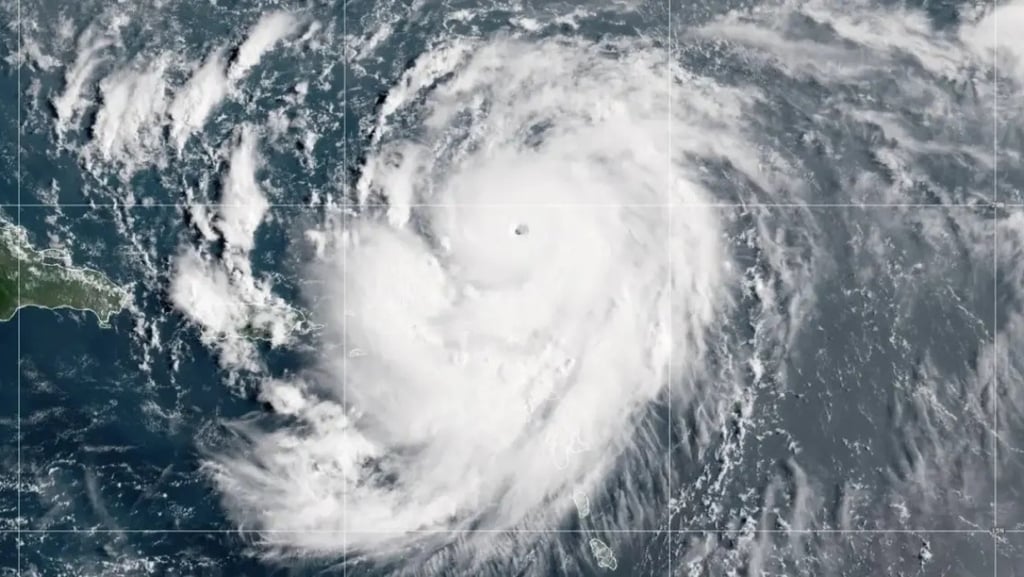 Imagens do furacão Erin do satélite