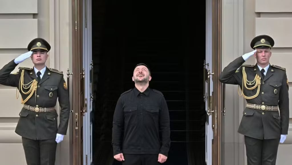 Zelensky olhando para o céu