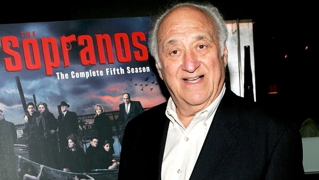 Jerry Adler e o poster The Sopranos