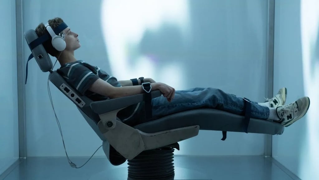 Um garoto deitado em uma cadeira