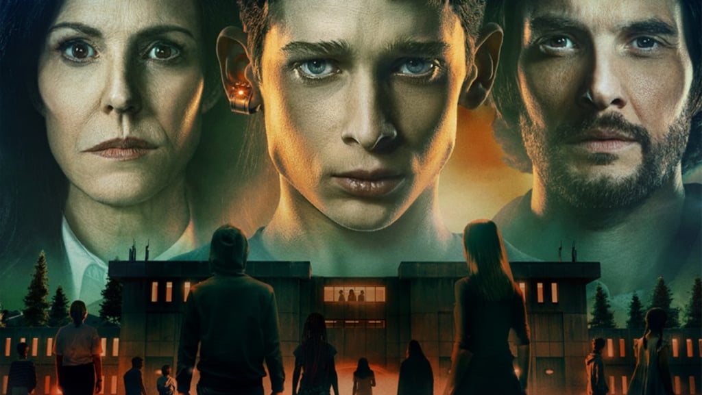 3 pessoas olhando firme enquanto outras caminham