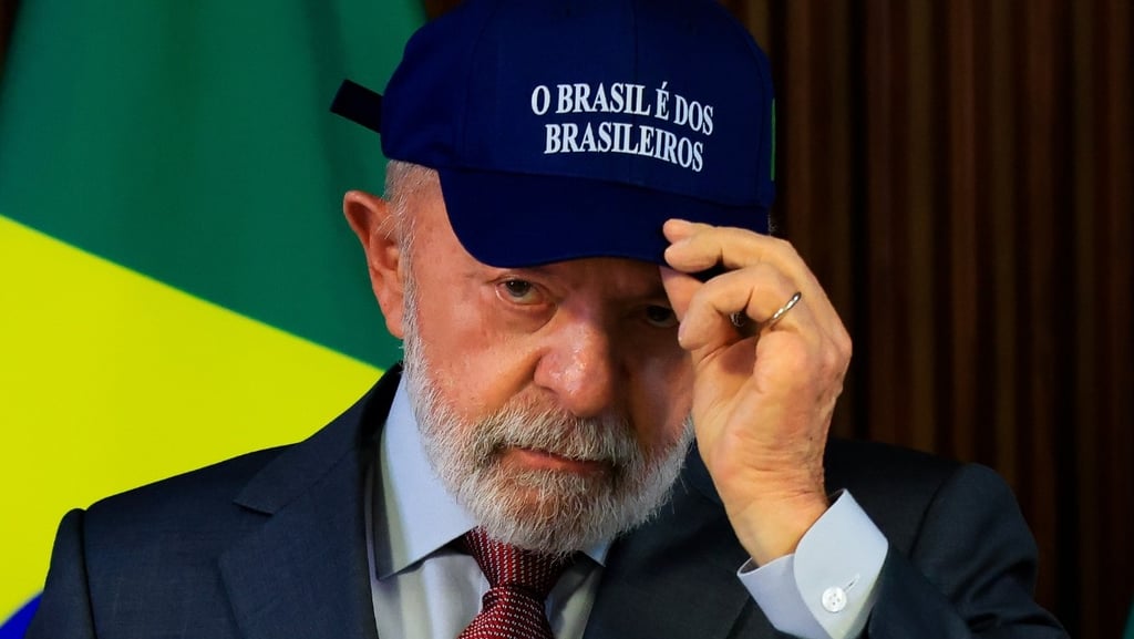 Lula, com barba, usando um boné azul que diz "O Brasil é dos Brasileiros".