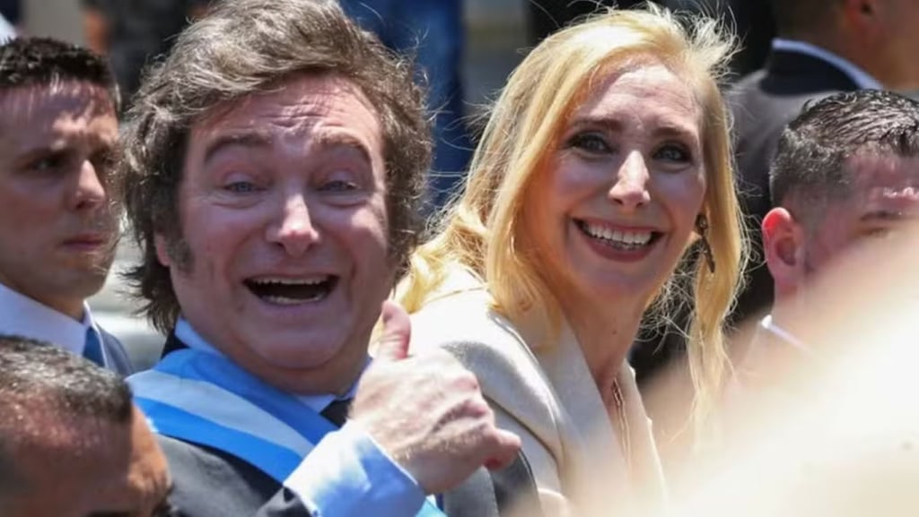 Javier Milei, sorrindo e acenando, ao lado de sua irmã Karina Milei.