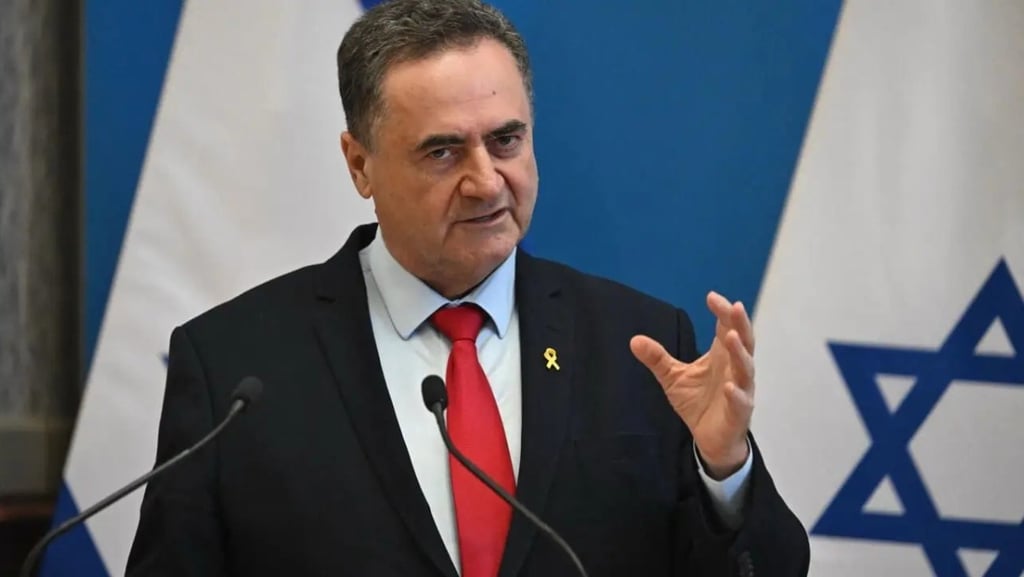 O ministro israelense Israel Katz discursando, gesticulando com a mão.