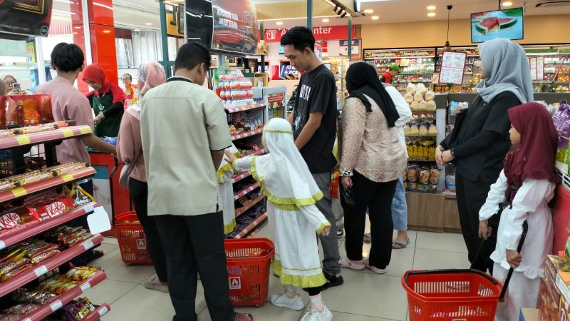 Belanja Bersama Anak Yatim: Kegiatan Sosial Sekolah KB-TKIT Az-Zahra untuk Menumbuhkan Kepedulian So