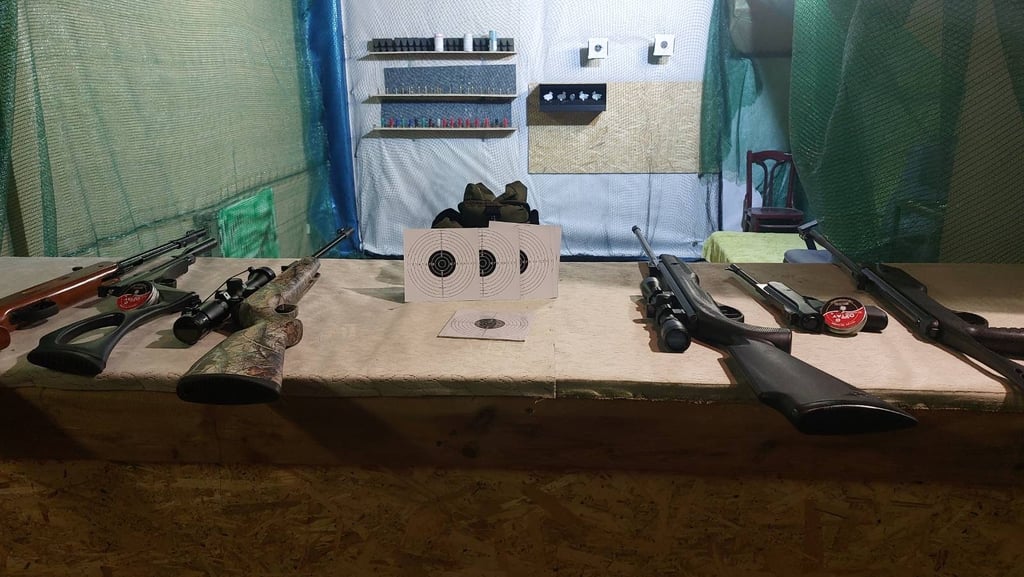 pneumatinis ginklu tiras su taikiniais ir ginklais