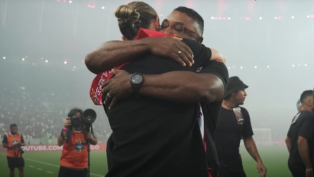 Abraço entre os técnicos de Flamengo e Internacional no primeiro duelo do ano, pelo Brasileirão.