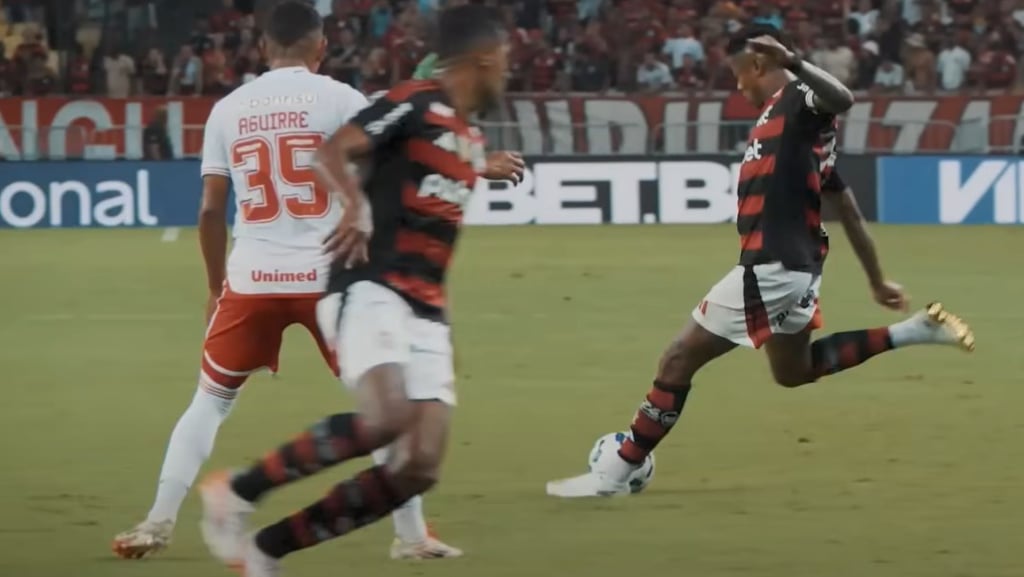 Bruno Henrique em lance na partida contra o Internacional