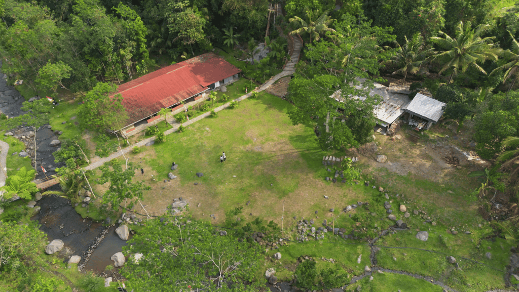 Area Outbound Ledok Sambi dengan lapangan terbuka hijau dan aliran sungai