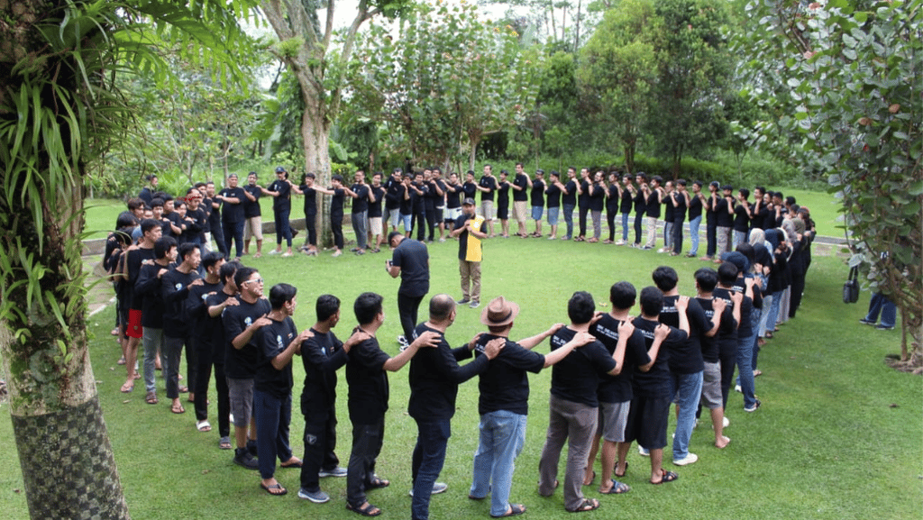Peserta outbound bekerja sama dalam tantangan tim untuk meningkatkan keterampilan leadership