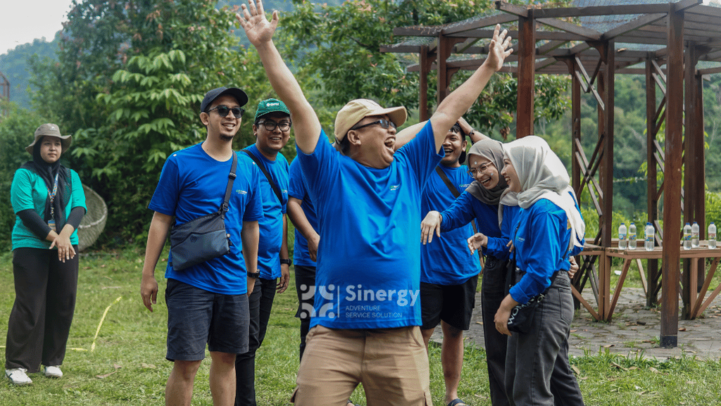 Kegiatan outbound perusahaan dengan permainan strategi untuk melatih kepemimpinan