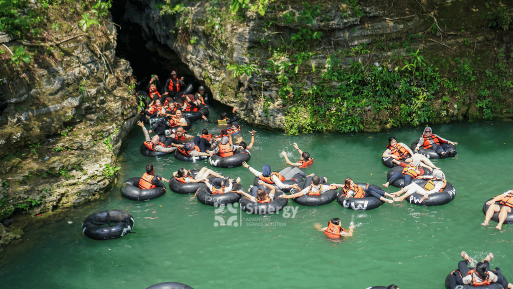 Wisatawan menikmati cave tubing di Goa Pindul Yogyakarta