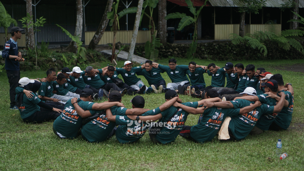 Peserta mengikuti aktivitas team building berbasis experiential learning untuk mengembangkan kolaborasi dan kepemimpinan.