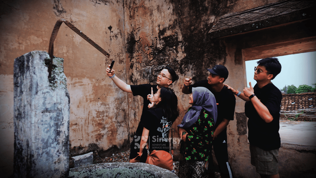 Tim peserta Amazing Race Jogja mencari agent yang tersembunyi  di kawasan Taman Sari