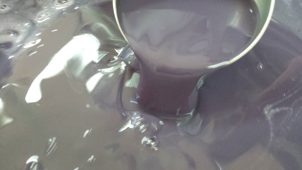 Preparazione della crema di mirto seguendo la ricetta tradizionale sarda