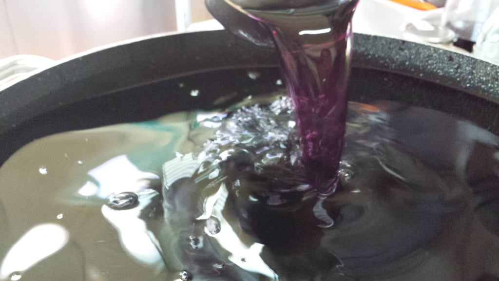 Preparazione del liquore di mirto seguendo la ricetta tradizionale sarda