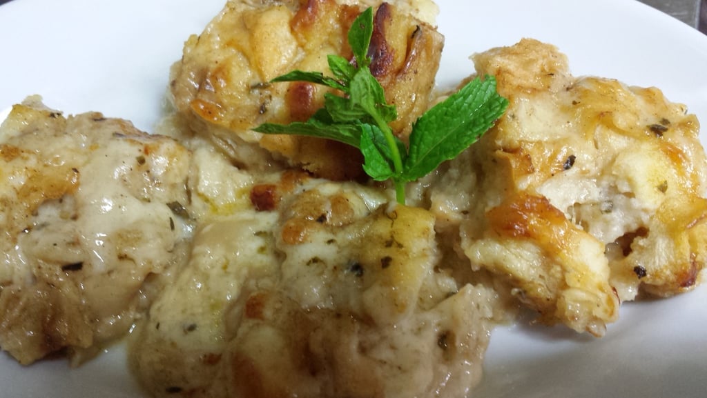 Piatto di zuppa gallurese della cucina sarda tradizionale