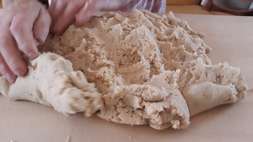 Preparazione dei dolci Li Cucciuleddi secondo ricetta tradizionale: l'impasto