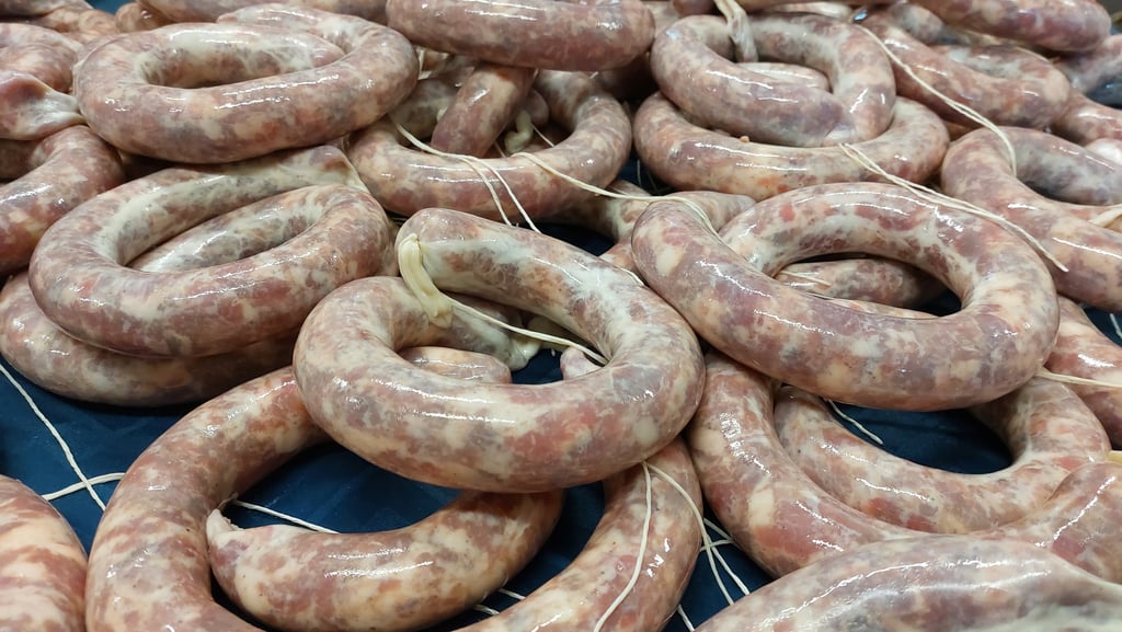 Salsiccia e salumi della tradizione sarda preparati in modo artigianale
