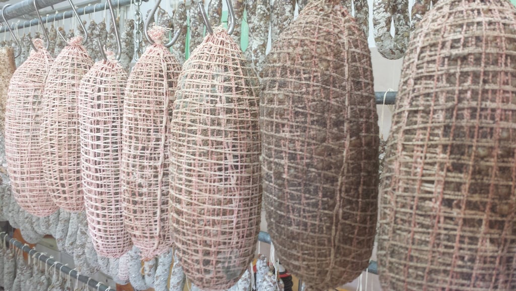 Salsiccia e salumi preparati secondo ricetta tradizionale sarda