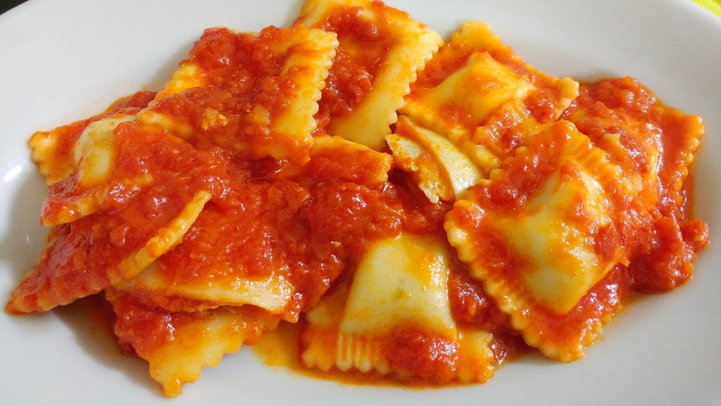 Piatto di ravioli galluresi di ricotta della cucina sarda tradizionale