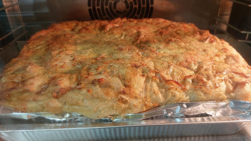 Zuppa gallurese della cucina contadina sarda preparata in modo artigianale