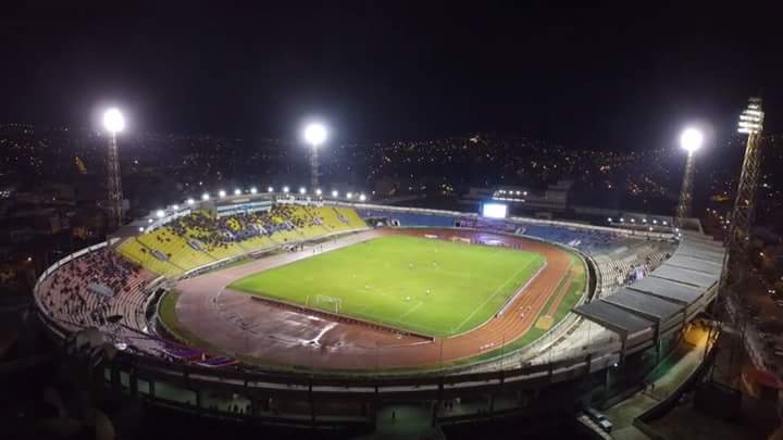 Estadio Olímpico Patria em Sucre, Bolívia, palco de jogos internacionais de futebol.