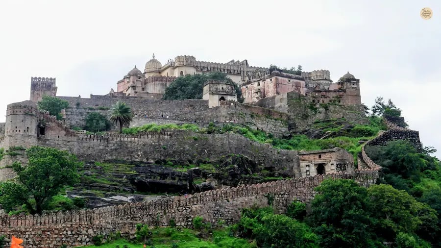 Majestic Kumbhalgarh Fort in Rajsamand, Rajasthan, with its massive fort walls stretching across the Aravalli hills.