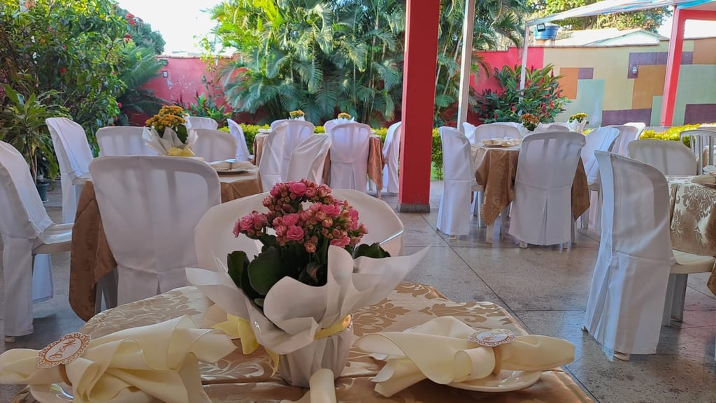 Mesas redondas são alugadas à parte