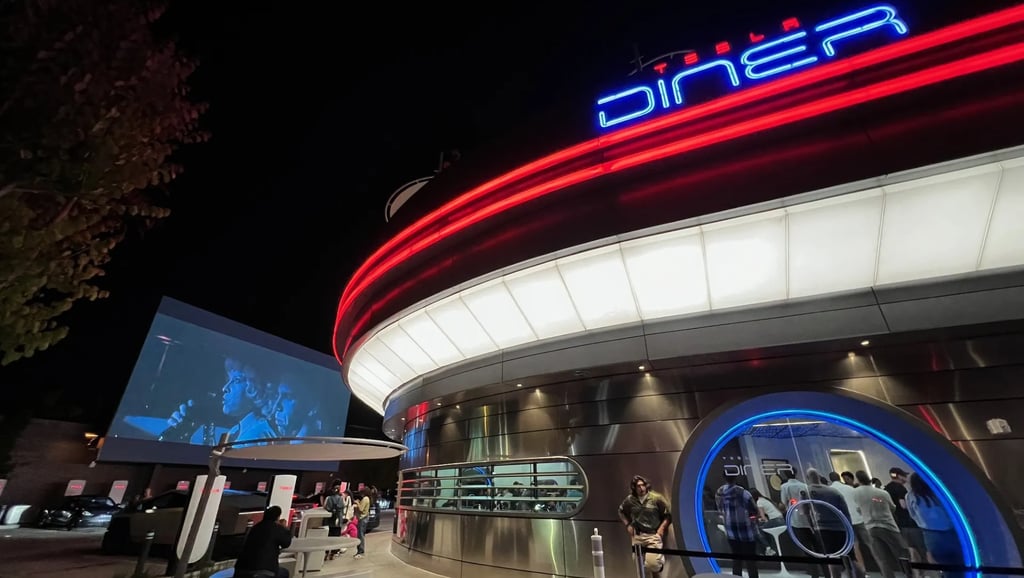 Tesla_Diner_2025