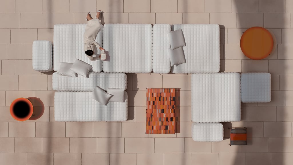 Ambiente externo com mobiliário de alto padrão curado pela Sentiero Design